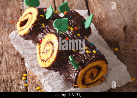 Il cioccolato di Natale yule log torta sul tavolo di close-up. Posizione orizzontale Foto Stock