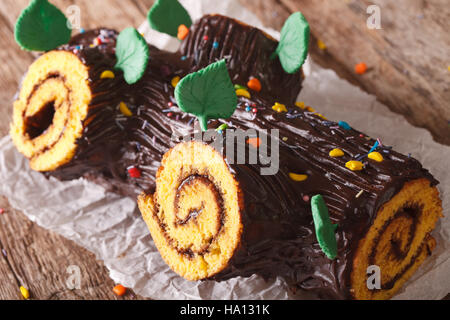 Tradizionale Natale Yule Log torta decorata con zuccherini, sul tavolo. Posizione orizzontale Foto Stock