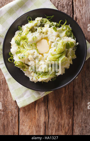 Irish colcannon - purea di patate con cavolo verza e burro closeup sul tavolo. vista verticale da sopra Foto Stock