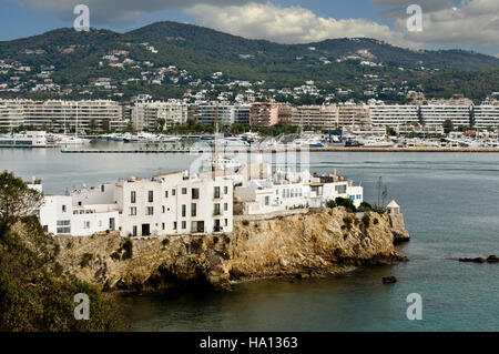 Vista panoramica della città vecchia di Ibiza (Ibiza) in background con la nuova città Foto Stock