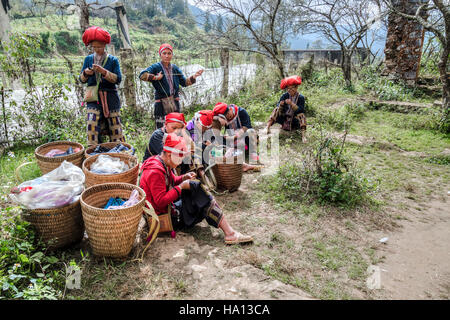 Etnica Dzao rosso donne cucito in Ta Phin, Lao Cai di Sapa, il Vietnam Asia Foto Stock