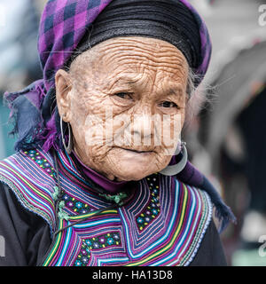 Nero donna Hmong in attesa per i clienti sul mercato locale di Sapa, il Vietnam Asia Foto Stock