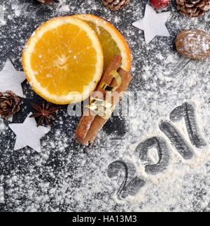 2017 scritto in la farina con la cannella e arancio Foto Stock