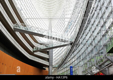 Tokyo, Japan-October 23, 2013: Il Rafael Viñoly progettato 1997 aperto-esterno conformato come una barca allungata Tokyo Kokusai Forum Foramu-International Foto Stock