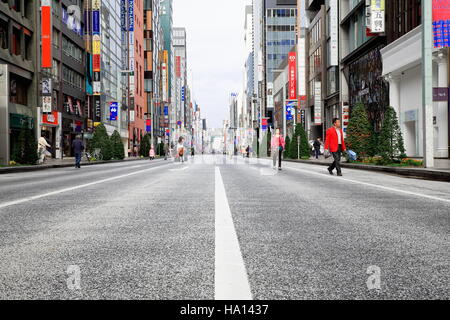 Tokyo, Japan-October 26, 2013: Chuo Dori è la via centrale della sistemazione quartiere dello shopping di Ginza e viene chiuso al traffico ogni weekend a poppa Foto Stock