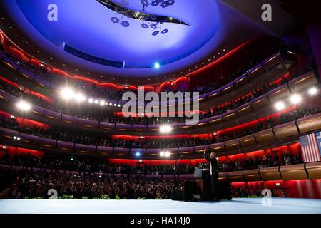 Stati Uniti Il presidente Barack Obama prende il palcoscenico per offrire un intervento di Stavros Niarchos Fondazione Centro Culturale Novembre 16, 2016 ad Atene, in Grecia. Foto Stock