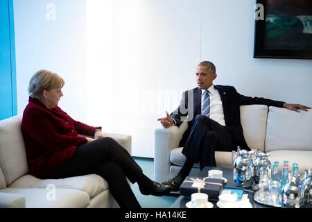 Stati Uniti Il presidente Barack Obama incontra con il Cancelliere tedesco Angela Merkel nel suo ufficio privato presso la cancelleria tedesca Novembre 17, 2016 a Berlino, Germania. Foto Stock