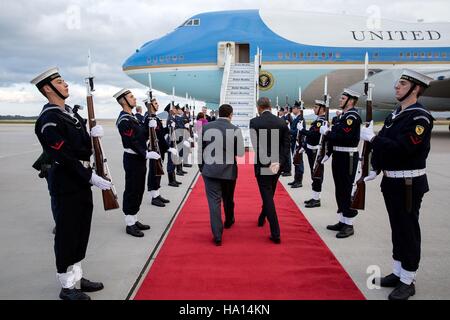 Il Primo Ministro greco, Alexis Tsipras accompagnatrici U.S. Barack Obama presidente di Air Force One come egli si allontana l'Aeroporto Internazionale Eleftherios Venizelos Novembre 16, 2016 ad Atene, in Grecia. Foto Stock