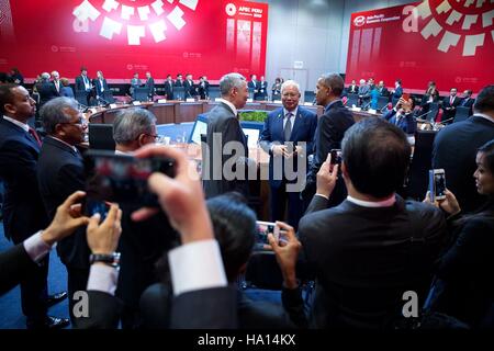 Stati Uniti Il presidente Barack Obama saluta da Singapore il primo ministro Lee Hsien Loong e il Primo ministro della Malaysia, Najib Razak prima di un partenariato Trans-Pacific riunione durante la Cooperazione economica Asia-Pacifico a Lima Convention Center Novembre 19, 2016 a Lima in Perù. Foto Stock