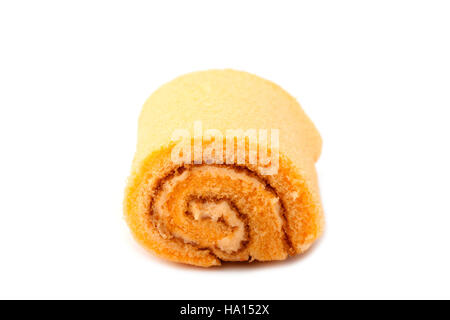 Rotolo di torta al gusto di arancia isolati su sfondo bianco Foto Stock