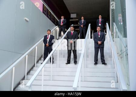 Agenti di sicurezza guard una scala durante la Cooperazione economica Asia-Pacifico vertice alla Lima Convention Center Novembre 20, 2016 a Lima in Perù. Foto Stock