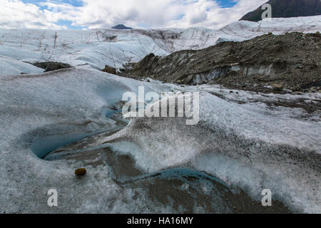 Le viste dal Root Glacier in Alaska offrono ai visitatori una vista mozzafiato del paesaggio ghiacciato, mettendo in evidenza la bellezza naturale e le condizioni difficili della natura selvaggia dell'Alaska. Foto Stock