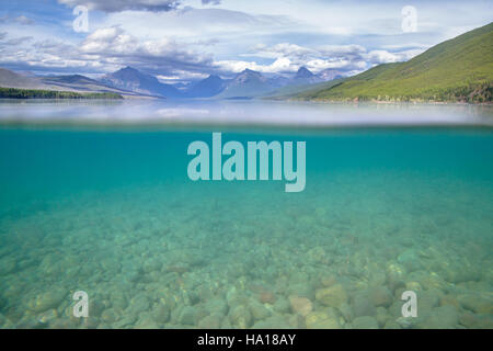 La caratteristica di Spalato Level vicino all'Apgar Boat Dock nel Glacier National Park offre ai visitatori una vista unica degli ecosistemi del parco, dove l'acqua incontra la terra in un contrasto sorprendente. Foto Stock