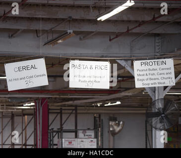 Il Food and Nutrition Service dell'USDA collabora con la Community FoodBank of New Jersey per distribuire cibo di emergenza durante disastri naturali, come l'uragano Sandy. L'iniziativa sostiene il disaster recovery fornendo assistenza nutrizionale attraverso vari programmi. Foto Stock