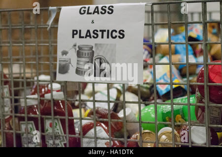 Il Food and Nutrition Service dell'USDA collabora con la Capital area Food Bank per distribuire prodotti freschi e donazioni di cibo alle comunità di Washington D.C. il programma si concentra sulla sicurezza alimentare e l'assistenza nutrizionale per i residenti locali. Foto Stock