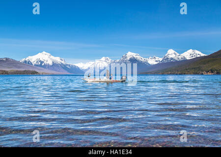 Le gite in barca sul lago McDonald nel Glacier National Park offrono ai visitatori la possibilità di sperimentare la bellezza serena del parco in primavera. Le acque cristalline e i paesaggi circostanti offrono un ambiente tranquillo per le attività ricreative all'aperto. Foto Stock