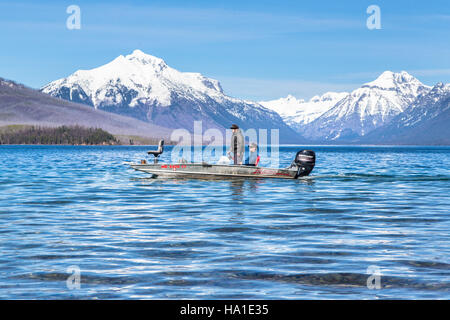 Le gite in barca sul lago McDonald nel Glacier National Park durante la stagione primaverile offrono una prospettiva unica della bellezza naturale del parco, con acque cristalline e paesaggi montani circostanti. Foto Stock