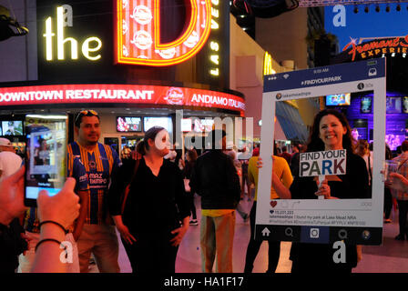 La prima del film della campagna Find Your Park a Fremont Street a Las Vegas promuove la consapevolezza del parco nazionale. Questo evento fa parte di uno sforzo nazionale per incoraggiare le persone ad esplorare le terre pubbliche, con particolare attenzione all'area ricreativa nazionale del lago Mead. Foto Stock