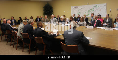 Questa immagine mostra un incontro del municipio sulla sensibilizzazione e la prevenzione degli oppioidi, tenutosi a Petersburg, Virginia. L'evento, con la partecipazione di funzionari del governo locale, mirava a discutere le soluzioni alla crisi degli oppioidi e a sensibilizzare in merito al suo impatto sulle comunità. Foto Stock