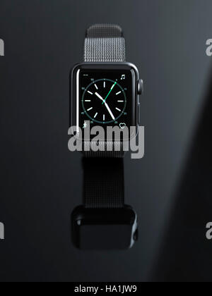 Apple Watch smartwatch con orologio analogico dial sul display frontale isolato su sfondo nero Foto Stock