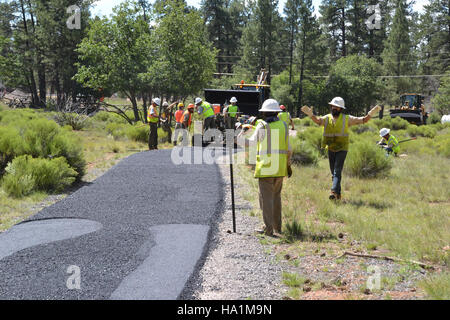 Questa immagine cattura la pavimentazione della Tusayan Greenway nel Grand Canyon, un progetto volto a migliorare l'accessibilità e le infrastrutture nella zona tra agosto e settembre 2016. Foto Stock