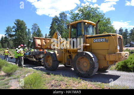 Nel 2016, un progetto di pavimentazione ha avuto luogo sulla Tusayan Greenway, situata vicino al Parco Nazionale del Grand Canyon. Il progetto mirava a migliorare le infrastrutture per i visitatori del parco e a migliorare l'accessibilità. Foto Stock