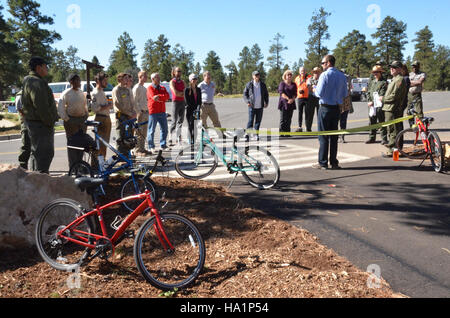 La dedica del Tusayan Greenway Trail nel Parco Nazionale del Grand Canyon segna il completamento di un nuovo percorso ricreativo, migliorando l'accesso e la conservazione dei paesaggi e degli ecosistemi del parco. Foto Stock