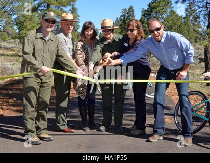Questa immagine cattura la cerimonia di taglio del nastro per il completamento del Tusayan Greenway Trail presso il Parco Nazionale del Grand Canyon, segnando un passo importante per migliorare l'accesso alla bellezza naturale del parco. Foto Stock