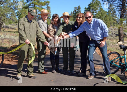 La cerimonia di taglio del nastro per il Tusayan Greenway Trail segna il suo completamento nel Parco Nazionale del Grand Canyon, migliorando l'accesso dei visitatori e gli sforzi di conservazione del parco. Foto Stock