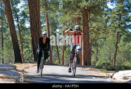La corsa inaugurale del Tusayan Greenway Trail nel Parco Nazionale del Grand Canyon segna un nuovo sviluppo ricreativo che migliora l'accesso alla bellezza paesaggistica del parco. Foto Stock