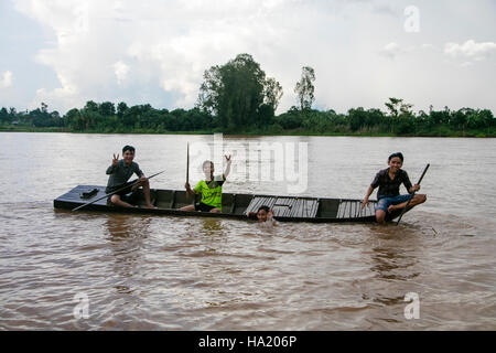 Chlidren in canoa fiume Mekong, Vietnam Asia Foto Stock