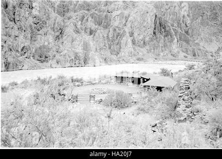 Il Mule Corral presso il Grand Canyon National Park offre informazioni sul ruolo storico dei muli nel trasporto del parco. Questa tradizione continua ancora oggi, mostrando il profondo legame del parco con la sua storia e metodi unici di navigazione nei suoi vasti paesaggi. Foto Stock