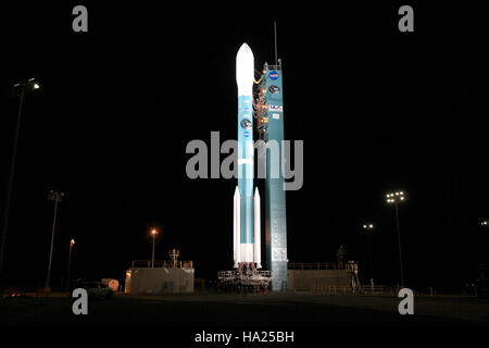 Usdagov 17040012566 Il lancio il gantry viene richiamata per rivelare la United Launch Alliance Delta II a razzo con l'umidità di suolo attivo Passivo (SMAP) via satellite Foto Stock