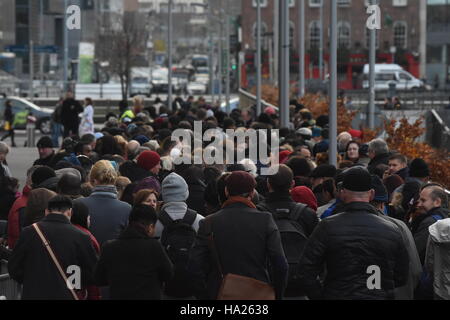 Dublino, Irlanda. 25 Nov, 2016. Più di duemila persone si sono radunate presso il Centro Congressi di Dublino per diventare lo stato più recente dei cittadini. Poiché la cittadinanza cerimonie ha iniziato cinque anni fa, 95.000 persone da 170 paesi hanno fatto il loro modo a costruire sulle banchine di prestare giuramento di fedeltà all'Irlanda. © Giovanni Rooney/Pacific Press/Alamy Live News Foto Stock