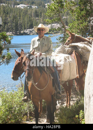 Lee Roeser conduce un gruppo a Shadow Lake nel National Park, dimostrando l'importanza di attività ricreative all'aperto accessibili con sedia a rotelle. Questo sforzo promuove sia la salute fisica che l'educazione ambientale, evidenziando la bellezza naturale del parco e promuovendo la consapevolezza della conservazione. Foto Stock