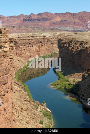 Il Parco Nazionale del Grand Canyon offre gite sul fiume lungo il fiume Colorado, tra cui lanci da Lees Ferry e attraverso Marble Canyon, offrendo ai visitatori avventurosi l'opportunità unica di esplorare questo paesaggio iconico in barca. Foto Stock