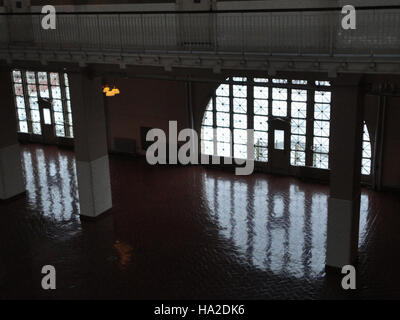Ellis Island Reflections mette in evidenza le storie personali e le storie degli immigrati che sono passati attraverso Ellis Island, un simbolo dell'esperienza degli immigrati in America. Cattura il significato emotivo e storico del sito come porta d'ingresso al sogno americano. Foto Stock