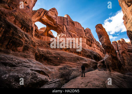 Skull Arch, una caratteristica formazione rocciosa nel Parco Nazionale degli Arches, presenta un'apertura scolpita naturalmente che assomiglia a un cranio. Foto Stock