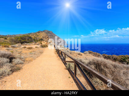 Mediterraneo mare sunshiny estate costa rocciosa vista (Portman, Costa Blanca, Spagna). Foto Stock