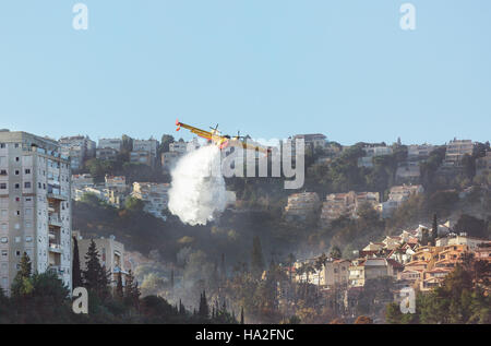 Estinzione di incendi di aerei in Haifa, Israele Foto Stock