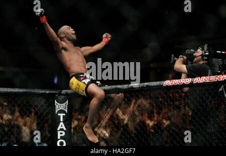 Anderson Silva celebra la sua vittoria sul Nate Marquardt durante UFC 73 all'Arco Arena di Sacramento, CA il 7 luglio 2007. Photo credit: Francesco Specker Foto Stock