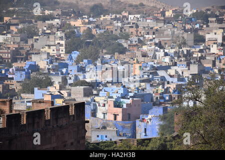 Vista aerea della città blu jodhpur con blue case dipinte dal forte mehrangarh - jodhpur, Rajasthan, India Foto Stock