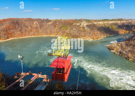 Idromassaggio funivia attraversa il fiume Niagara vicino alle Cascate del Niagara. Foto Stock