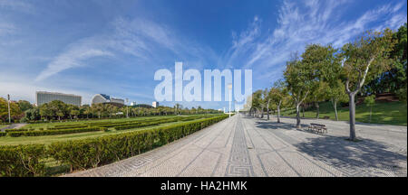 Lisbona, Portogallo. Tipico artigianale portoghese cobblestone pavement nel Parco Eduardo VII. Il più grande parco nel centro della citta'. Parque Eduardo VII Foto Stock