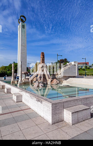Parco Eduardo VII. Controverso monumento al 25 de Abril Rivoluzione, costruito nella paesaggistica si affacciano o il punto di vista del parco. Foto Stock
