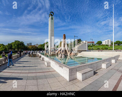 Parco Eduardo VII. Controverso monumento al 25 de Abril Rivoluzione, costruito nella paesaggistica si affacciano o il punto di vista del parco. Foto Stock