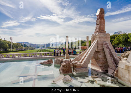 Parco Eduardo VII. Controverso monumento al 25 de Abril Rivoluzione, costruito nella paesaggistica si affacciano o il punto di vista del parco. Foto Stock