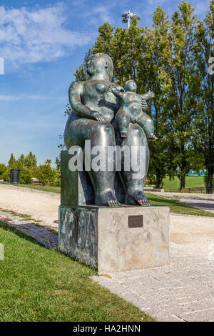 La maternità, una statua di Fernando Botero. Acquistato dalla città di Lisbona è collocato nel Amalia Rodrigues giardino. Foto Stock