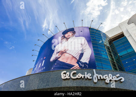 Lisbona, Portogallo - 19 Ottobre 2016: El Corte Ingles, un alto fine Shopping Mall. Affissioni o grande annuncio nella facciata principale. Foto Stock