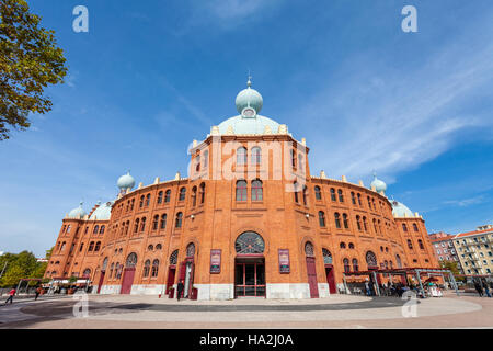 Campo Pequeno Arena Arena vista laterale. Il Portogallo più iconica arena. Xix secolo in stile moresco stile Revival. Ospita numerosi eventi. Foto Stock